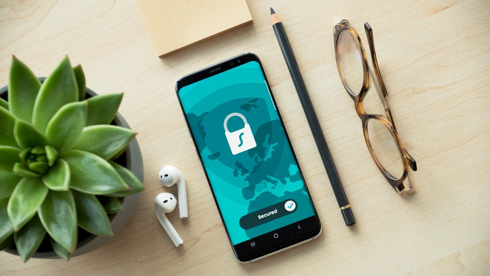 Téléphone affichant un cadenas de sécurité, illustration de l'authentification multifacteur