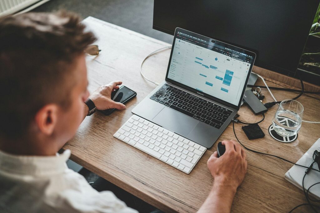 Technicien qui configure un ordinateur portable