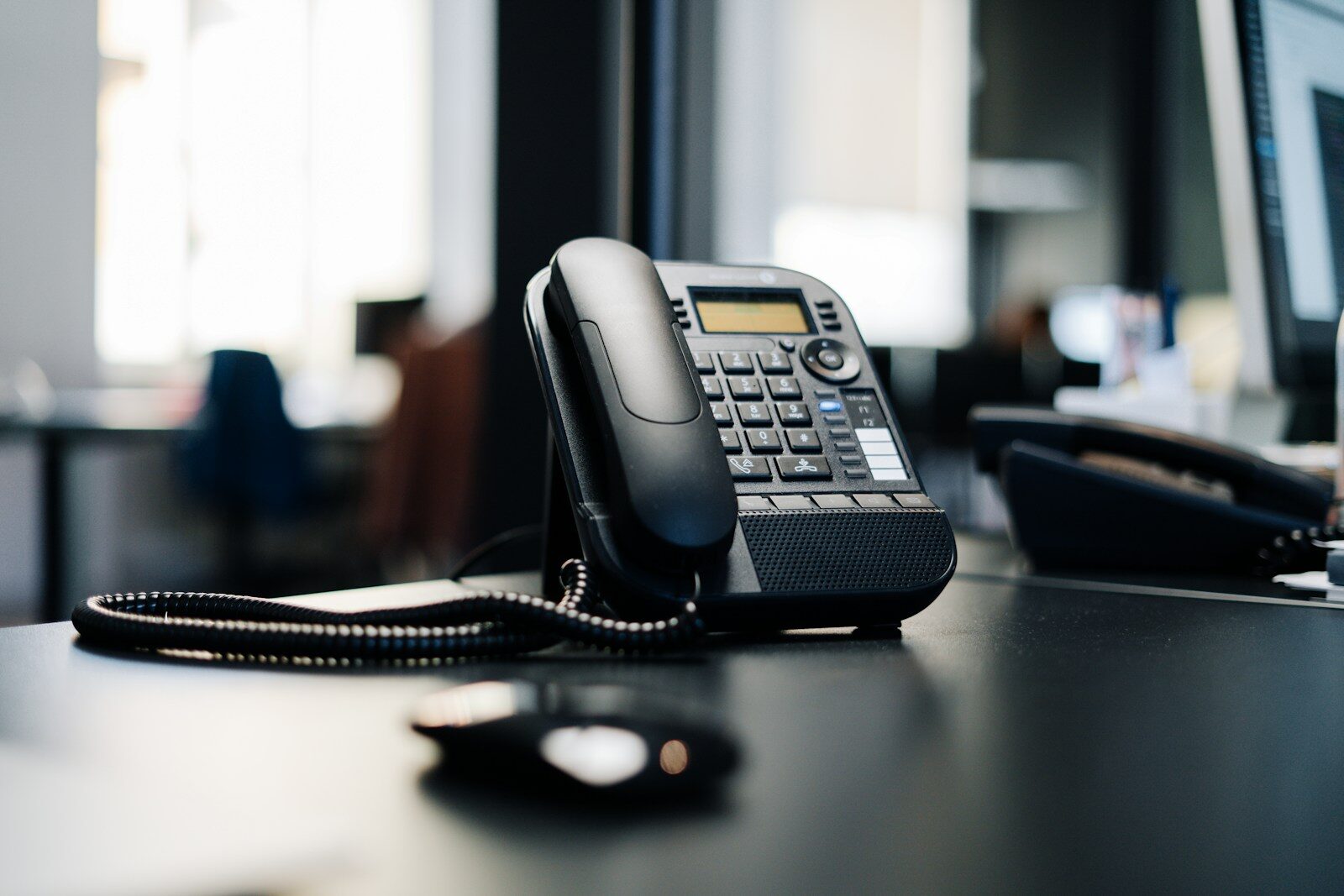 Téléphone IP de bureau posé sur une table