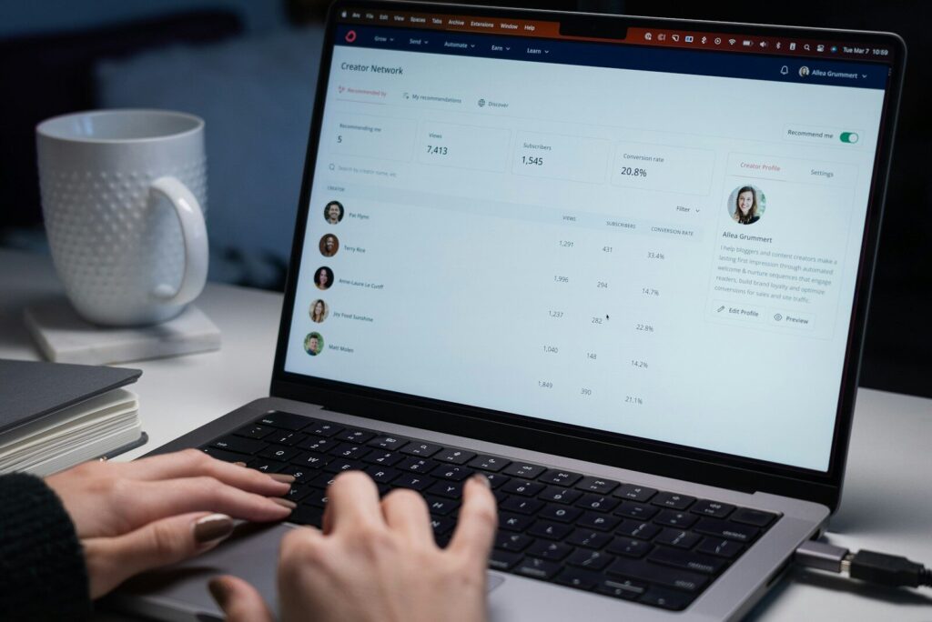 Personne qui consulte sa messagerie sur un ordinateur portable