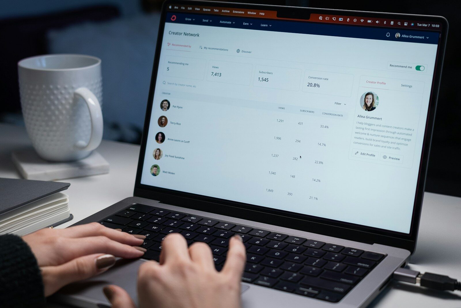 Personne qui consulte sa messagerie professionnelle sur un ordinateur portable