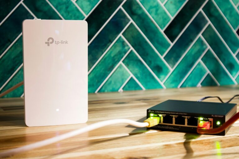 Borne Wi-Fi et switch réseau installés côte à côte