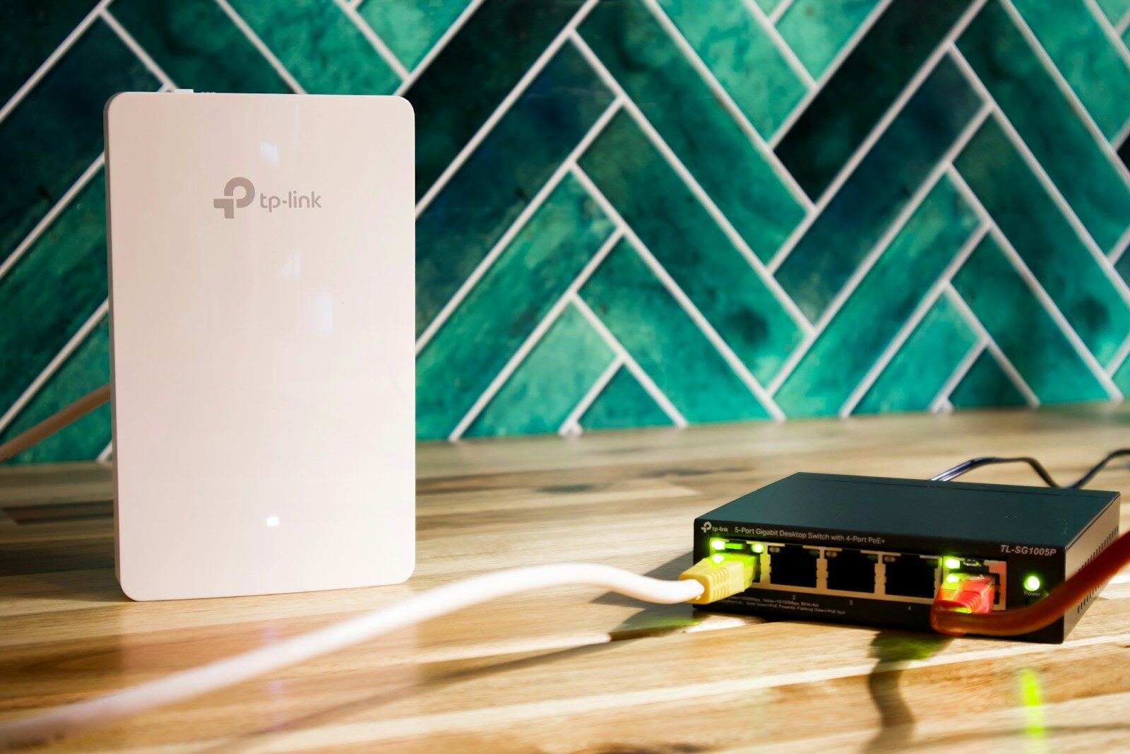 Borne Wi-Fi et switch réseau installés côte à côte