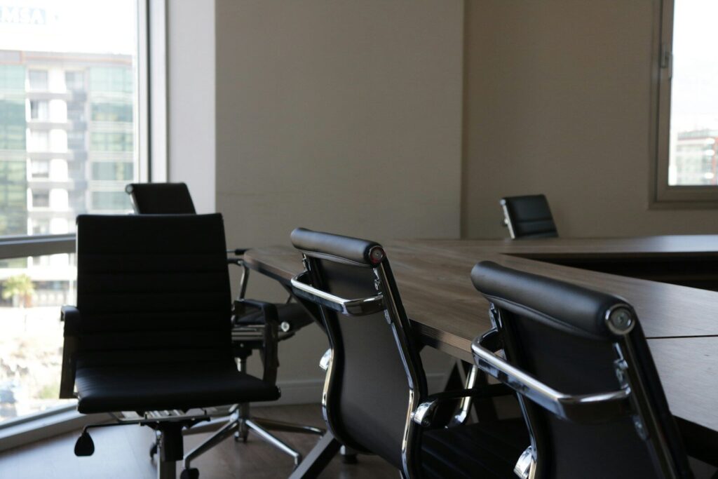 Bureaux vides dans une entreprise après le départ d'un salarié
