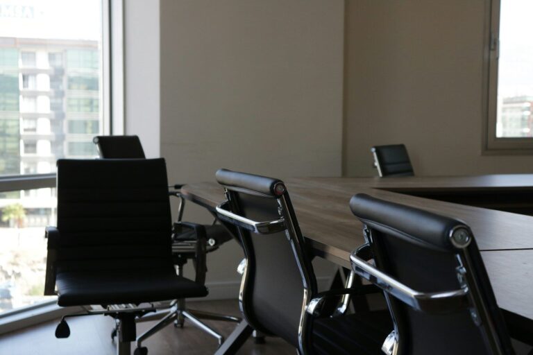 Bureaux vides dans une entreprise après le départ d'un salarié